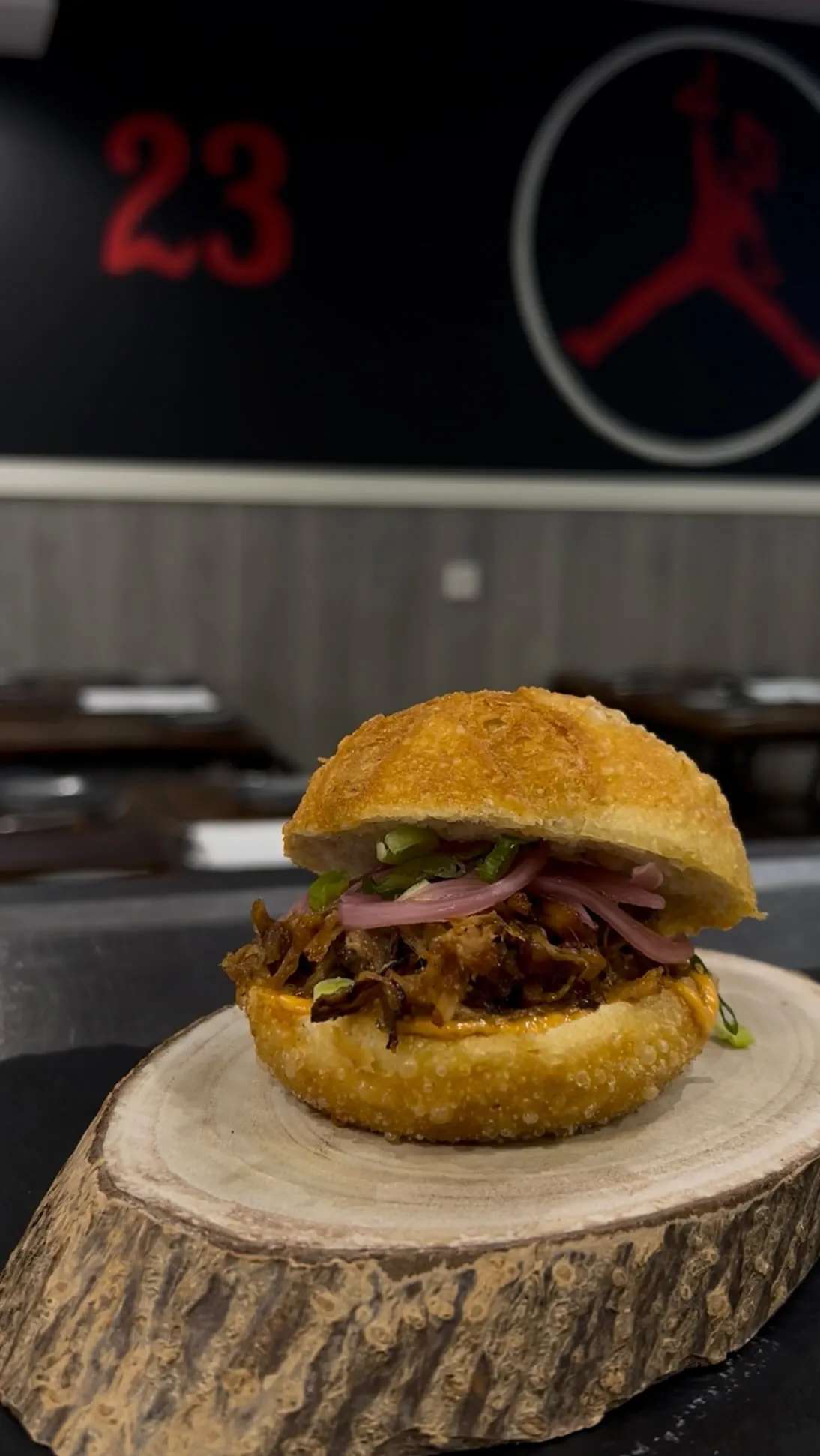 El 23 · burger de ternera con cheddar, bacon y huevo frito — EL 23 Gastrobar