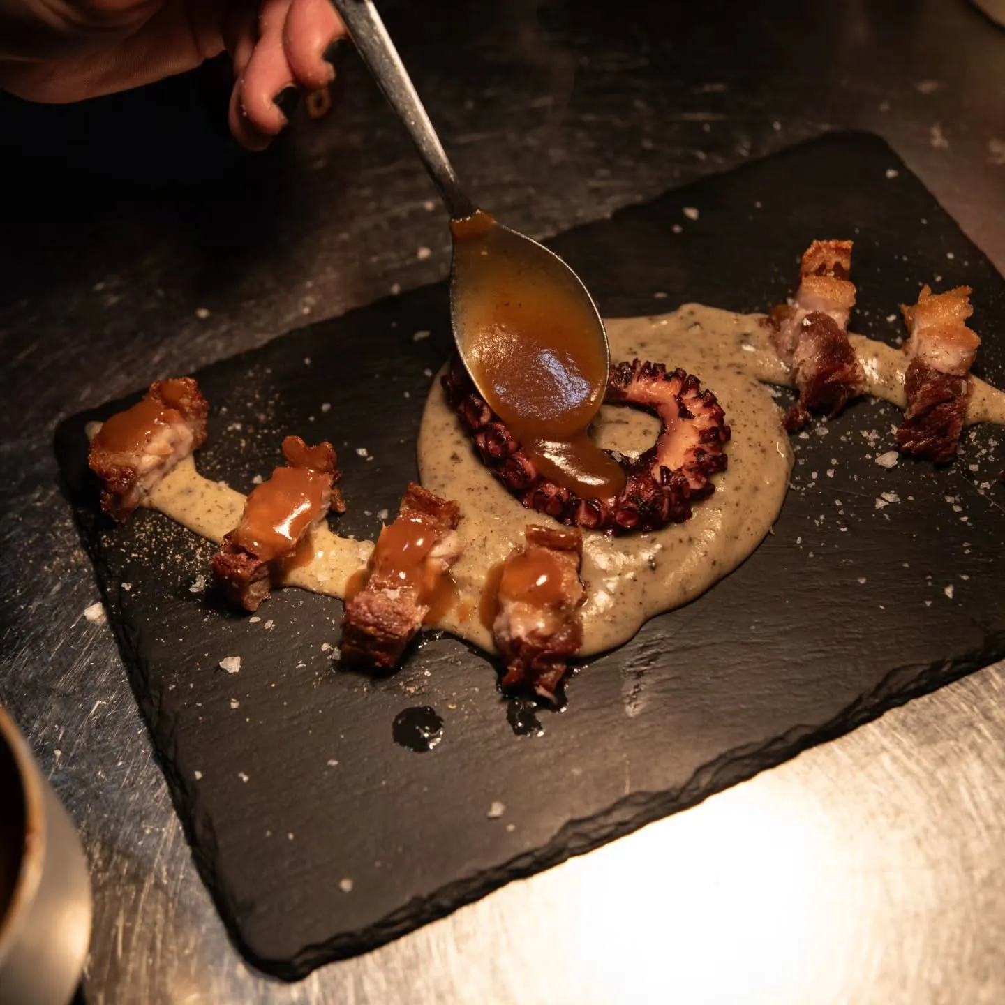 Mar y montaña, pulpo a la parrilla y panceta a baja temperatura, parmentier trufado — EL 23 Gastrobar