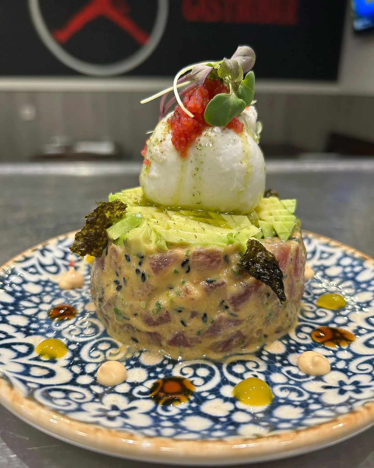 Tartar de atún rojo Aleta amarilla premium, mini burrata, ponzu, salsa 23 y puré mango — EL 23 Gastrobar